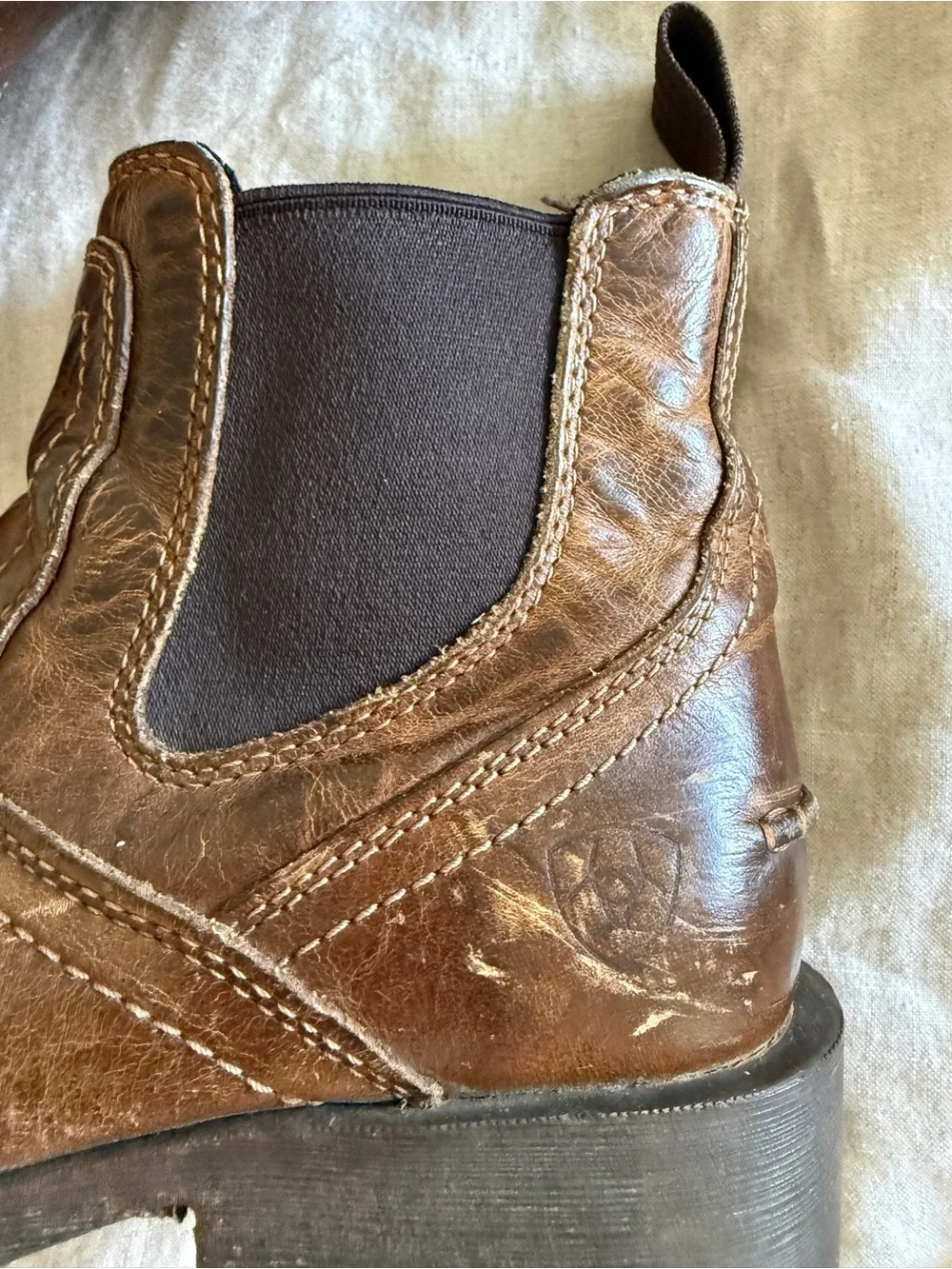 Ariat Men's Midtown Rambler boots in Barn Brown leather